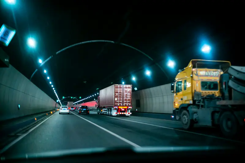 Lkw in einem Autobahntunnel bei Nacht